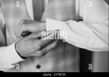 Eleganter Bräutigam, der sich auf die Hochzeit in klassischer Kleidung vorbereitet. Stockfoto