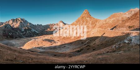 Die Golden Hour Sonnenlicht taucht den Sedlo Pass im Durmitor Nationalpark in Montenegro auf und hebt die zerklüfteten Berggipfel hervor und schafft eine dramatische Landschaft Stockfoto