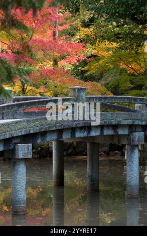 Arched stone bridge leading to the Chionin Nokotsudo temple pavilion at the Chion-in Temple compound in Kyoto, Japan during autumn fall colors. Stockfoto