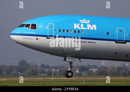 Nahaufnahme der KLM McDonnell Douglas MD-11 PH-KCE Ankunft am Flughafen Amsterdam Schiphol Stockfoto