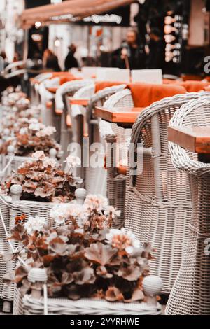 Prag, Tschechische Republik - 11. Mai 2019: Das Innere eines Sommerrestaurants ohne Menschen. Restaurant auf der Straße ohne Leute. Haare und Tische i Stockfoto