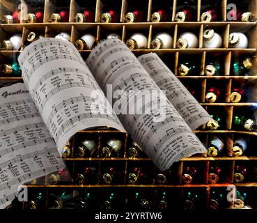 Singe Lieder. Notenblätter für Weihnachten werden in einer Schicht über den Reihen glänzender Weihnachtsschmuck in Rot, weiß, Grün und Blau angezeigt. Singen und dekorieren. Stockfoto