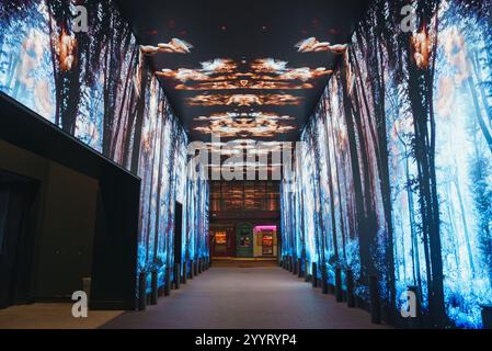 Beleuchteter Korridor mit digitaler Waldszene in London Stockfoto