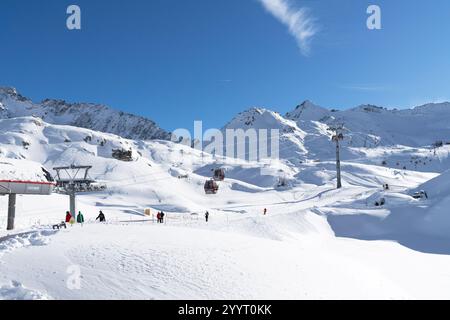 Ponte di Legno, Italien - 03.12.2023: Schneebedeckte Berglandschaft mit Seilbahnen Stockfoto