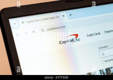 New York, USA - 21. Dezember 2024: Homepage der Capital One-Website wird auf dem Laptop-Bildschirm mit Logo angezeigt. Finanzdienstleistungsunternehmen, das Bankgeschäfte anbietet Stockfoto