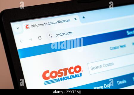 New York, USA - 21. Dezember 2024: Die Website des Großhandels von Costco wird auf einem Laptop-Bildschirm mit Logo angezeigt. Einzelhandelsunternehmen, das Masseneinkäufe anbietet Stockfoto