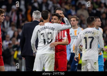 Madrid, Spanien. Dezember 2024. Dani Ceballos (19) von Real Madrid umarmt Jesus Navas (C) während eines spanischen Fußballspiels in La Liga zwischen Real Madrid und Sevilla im Santiago Bernabeu Stadion. Endergebnis; Real Madrid 4:2 Sevilla (Foto: David Canales/SOPA Images/SIPA USA) Credit: SIPA USA/Alamy Live News Stockfoto