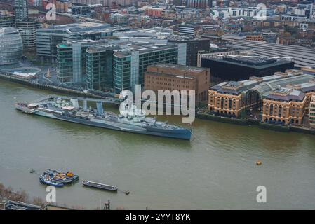 HMS Belfast auf der Themse mit City Hall im Londoner Hintergrund Stockfoto