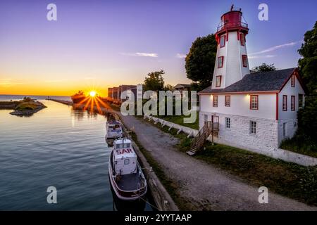 Kincardine Harbour bei Sonnenuntergang mit dem berühmten Leuchtturm an der Küste des Lake Huron. Eine ruhige Szene, in der die Schönheit der Küste von Ontario zu sehen ist. Stockfoto