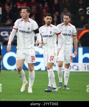 Leverkusen, Deutschland. Dezember 2024. V.l. Michael Gregoritsch (Freiburg), Vincenzo Grifo (Freiburg), Christian Guenter (Freiburg), Leverkusen, Deutschland, 21.12.2024, Fussball-Bundesliga, 15. Spieltag, Bayer 04 Leverkusen - SC Freiburg. DFL-VORSCHRIFTEN VERBIETEN DIE VERWENDUNG VON FOTOS ALS BILDSEQUENZEN UND/ODER QUASI-VIDEO. Credit: Jürgen Schwarz/Alamy Live News Stockfoto