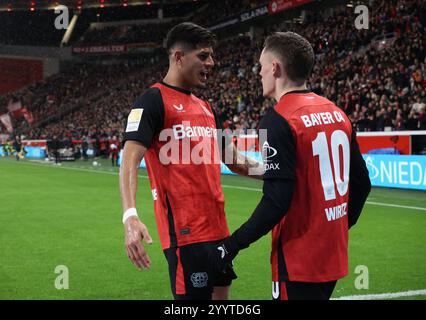 Leverkusen, Deutschland. Dezember 2024. Exequiel Alejandro Palacios (Bayer, L) Torfeier, Jubel, Jubeln, Joy, joy, elt with Florian Wirtz (Bayer), Leverkusen, Deutschland, 21.12.2024, Fußball-Bundesliga, Spieltag 15, Bayer 04 Leverkusen - SC Freiburg. DFL-VORSCHRIFTEN VERBIETEN DIE VERWENDUNG VON FOTOS ALS BILDSEQUENZEN UND/ODER QUASI-VIDEO. Credit: Jürgen Schwarz/Alamy Live News Stockfoto