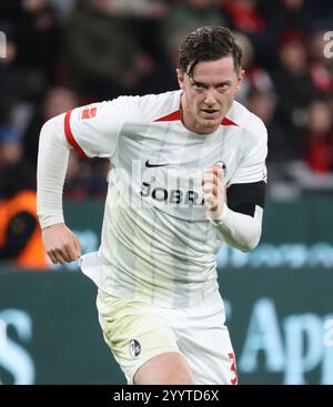 Michael Gregoritsch (Freiburg), Leverkusen, Deutschland. Dezember 2024. Fußball-Bundesliga, Spieltag 15, Bayer 04 Leverkusen - SC Freiburg. DFL-VORSCHRIFTEN VERBIETEN DIE VERWENDUNG VON FOTOS ALS BILDSEQUENZEN UND/ODER QUASI-VIDEO. Credit: Jürgen Schwarz/Alamy Live News Stockfoto