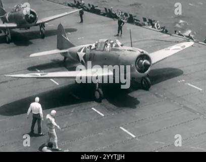 Douglas SBD-3 Dauntless von der Scouting Squadron 6 (VS-6) startete von der USS Enterprise (CV-6) im Mai 1942 (76520). Stockfoto