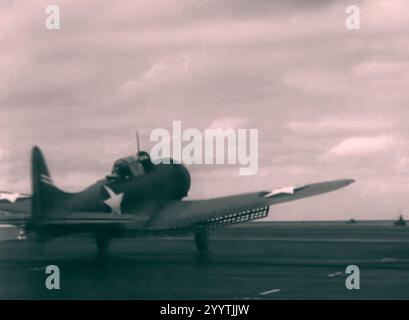 Douglas SBD-3 Dauntless von der Commander Enterprise Air Group startete im Mai 1942 von der USS Enterprise (CV-6) aus (76520). Stockfoto