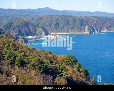 Blick auf die Fudai Küste und die Mündung des Fudai Flusses von der Kurosaki Aussichtsplattform Stockfoto