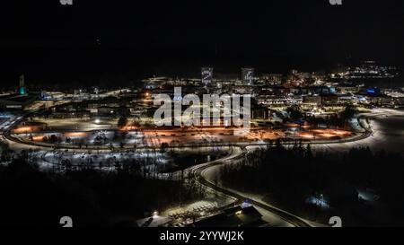 Ithaca, NY, USA - 21.12.2024: Luftbild der jährlichen Tradition des Ithaca College, die Wohntürme Ost und West mit den letzten zwei Zahlen zu beleuchten Stockfoto