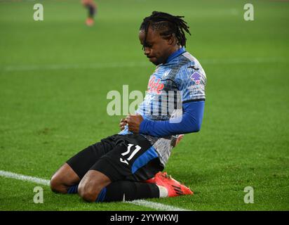 Bergamo, Italien. Dezember 2024. Atalanta's Ademola Lookman feiert während eines Fußballspiels der Serie A zwischen Atalanta und Empoli in Bergamo, Italien, am 22. Dezember 2024. Quelle: Alberto Lingria/Xinhua/Alamy Live News Stockfoto