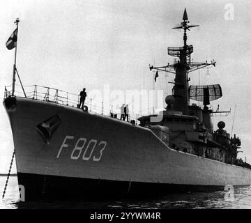 Niederländische Fregatte HR.Ms. Van Galen (F803) vor Anker, 1977. Stockfoto