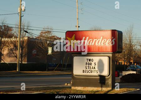 Redaktionelle Verwendung nur Wide View 19. Dezember 2024. Harlem, GA, USA. Außenschild von Hardee's Restaurant. Sonnenschein am frühen Morgen mit blauem Himmel. Stockfoto