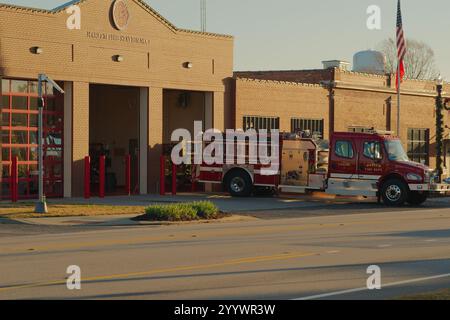 Redaktionelle Verwendung nur Wide View 19. Dezember 2024. Harlem, GA, USA. Feuerwehrhaus außen mit roten Feuerwehrfahrzeugen draußen. Sonnenschein am frühen Morgen mit blauem Himmel. Stockfoto