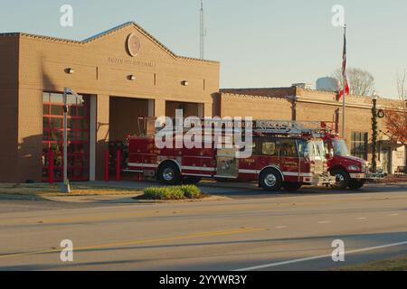 Redaktionelle Verwendung nur Wide View 19. Dezember 2024. Harlem, GA, USA. Feuerwehrhaus außen mit roten Feuerwehrfahrzeugen draußen. Sonnenschein am frühen Morgen mit blauem Himmel. Stockfoto