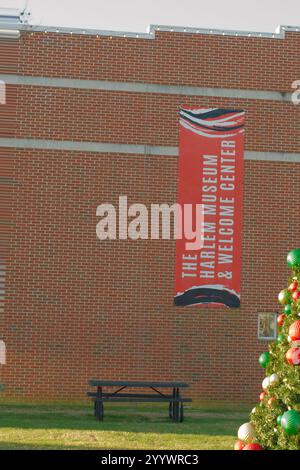 Redaktionelle Verwendung nur breiter Seitenanblick 19. Dezember 2024. Harlem, GA, USA. Außenansicht des Columbia Theatre in der Innenstadt, jetzt Laurel & Hardy Museum und an Stockfoto