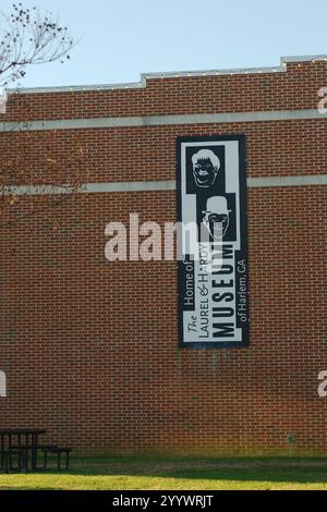 Redaktionelle Verwendung nur breiter Seitenanblick 19. Dezember 2024. Harlem, GA, USA. Außenansicht des Columbia Theatre in der Innenstadt, jetzt Laurel & Hardy Museum und an Stockfoto