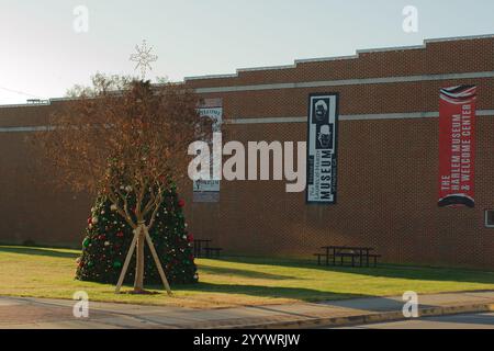 Redaktionelle Verwendung nur breiter Seitenanblick 19. Dezember 2024. Harlem, GA, USA. Außenansicht des Columbia Theatre in der Innenstadt, jetzt Laurel & Hardy Museum und an Stockfoto