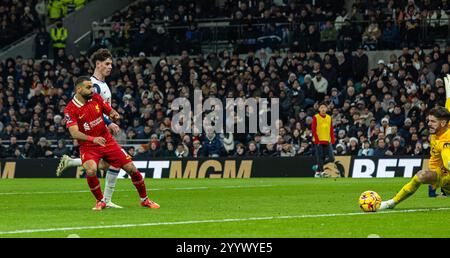 (241223) -- LONDON, 23. Dezember 2024 (Xinhua) -- Liverpool Mohamed Salah(L) erzielte sein fünftes Tor während des englischen Premier League-Spiels zwischen Tottenham Hotspur und Liverpool am 22. Dezember 2024 in London. (XINHUA) NUR FÜR REDAKTIONELLE ZWECKE. NICHT ZUM VERKAUF FÜR MARKETING- ODER WERBEKAMPAGNEN. KEINE VERWENDUNG MIT NICHT AUTORISIERTEN AUDIO-, VIDEO-, DATEN-, REGALLISTEN, CLUB-/LEAGUE-LOGOS ODER LIVE-DIENSTEN. ONLINE-IN-MATCH-NUTZUNG AUF 45 BILDER BESCHRÄNKT, KEINE VIDETEMULATION. KEINE VERWENDUNG BEI WETTEN, SPIELEN ODER PUBLIKATIONEN FÜR EINZELNE CLUBS/LIGA/SPIELER. Stockfoto