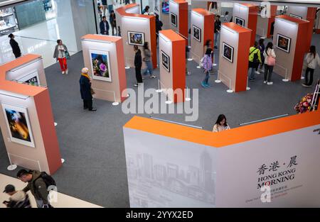 Hongkong, China, 18. Dezember 2024. Die Fotografie-Ausstellung „Hong Kong Morning“ des berühmten Schauspielers Chow Yun FAT aus Hongkong wurde der Öffentlichkeit am 18. Dezember 2024 in einem Einkaufszentrum in Tsim Sha Tsui, Hongkong, gezeigt. Quelle: Hou Yu/China News Service/Alamy Live News Stockfoto