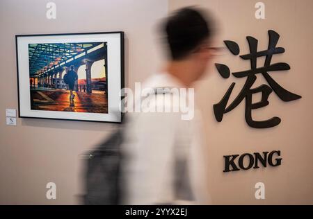 Hongkong, China, 18. Dezember 2024. Die Fotografie-Ausstellung „Hong Kong Morning“ des berühmten Schauspielers Chow Yun FAT aus Hongkong wurde der Öffentlichkeit am 18. Dezember 2024 in einem Einkaufszentrum in Tsim Sha Tsui, Hongkong, gezeigt. Quelle: Hou Yu/China News Service/Alamy Live News Stockfoto