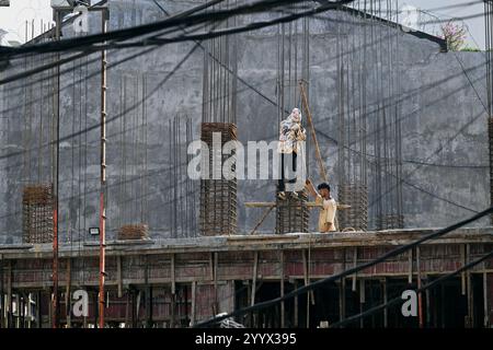 Junge nepalesische Männer arbeiten auf einer Baustelle in Thamel, Kathmandu, Nepal. Stockfoto