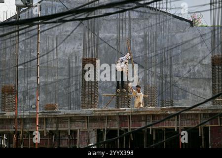 Junge nepalesische Männer arbeiten auf einer Baustelle in Thamel, Kathmandu, Nepal. Stockfoto
