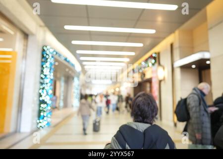 Der Bahnhof Hakata und das Innere des Empfangsgebäudes mit Weihnachtsbeleuchtung am Morgen des 20. Dezember 2024. Stockfoto