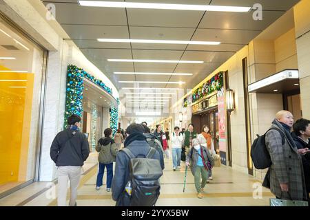 Der Bahnhof Hakata und das Innere des Empfangsgebäudes mit Weihnachtsbeleuchtung am Morgen des 20. Dezember 2024. Stockfoto