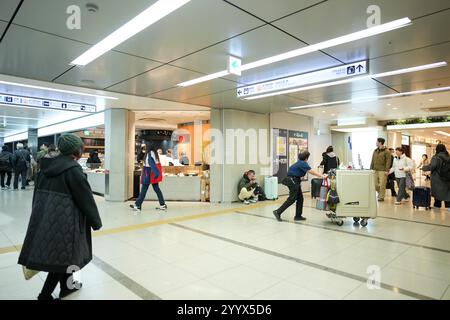 Der Bahnhof Hakata und das Innere des Empfangsgebäudes mit Weihnachtsbeleuchtung am Morgen des 20. Dezember 2024. Stockfoto