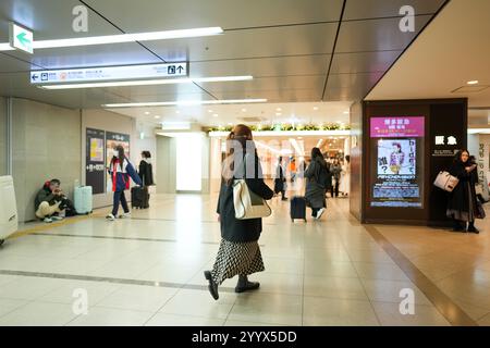 Der Bahnhof Hakata und das Innere des Empfangsgebäudes mit Weihnachtsbeleuchtung am Morgen des 20. Dezember 2024. Stockfoto