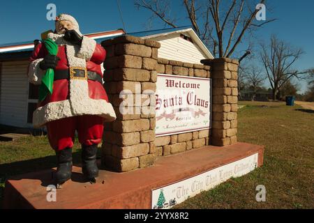 Nur redaktionelle Verwendung Weitsicht 19. Dezember 2024.Santa Claus, GA, USA Toombs County. Schilder an einem sonnigen Tag. Fröhliche kleine Stadt zwischen Savannah und Macon Stockfoto