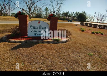 Nur redaktionelle Verwendung Weitsicht 19. Dezember 2024.Santa Claus, GA, USA Toombs County. Schilder an einem sonnigen Tag. Fröhliche kleine Stadt zwischen Savannah und Macon Stockfoto