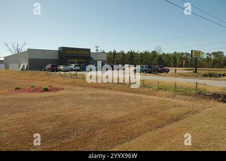 Nur redaktionelle Verwendung Weitsicht 19. Dezember 2024.Santa Claus, GA, USA Dollar General Store Sunny Day. Fröhliche kleine Stadt zwischen Savannah und Macon Toom Stockfoto