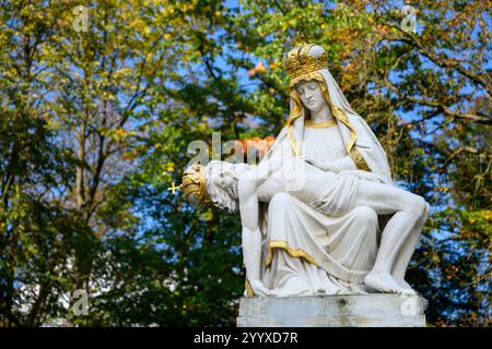 Unsere Lieben Frau von Leid. Eine Statue in einem Park vor der Basilika unserer Lieben Frau von Leiden (dem Nationalschrein) in Šaštín-Stráže, Slowakei. Stockfoto