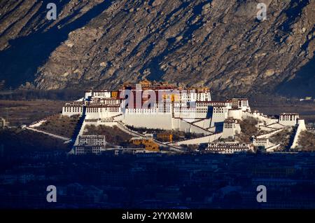 Lhasa, China. 21. Dezember 2024. Das Foto vom 21. Dezember 2024 zeigt den Sonnenaufgang auf dem Potala-Palast in Lhasa, der Hauptstadt der Autonomen Region Xizang im Südwesten Chinas. Quelle: Li Lin/China News Service/Alamy Live News Stockfoto