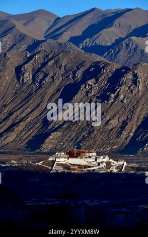 Lhasa, China. 21. Dezember 2024. Das Foto vom 21. Dezember 2024 zeigt den Sonnenaufgang auf dem Potala-Palast in Lhasa, der Hauptstadt der Autonomen Region Xizang im Südwesten Chinas. Quelle: Li Lin/China News Service/Alamy Live News Stockfoto