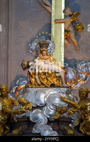 Unsere Lieben Frau von Leid. Eine Statue auf dem Hauptaltar der Basilika unserer Lieben Frau von Leid (dem Nationalheiligtum) in Šaštín-Stráže, Slowakei. Stockfoto