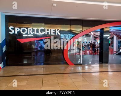 Toronto, ON, Kanada – 3. April 2024: Blick auf das Schild der Sportchek Company in Toronto. Stockfoto