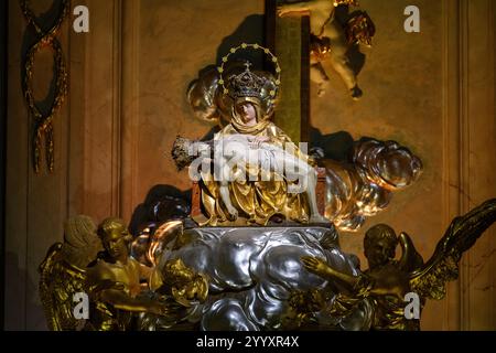 Unsere Lieben Frau von Leid. Eine Statue auf dem Hauptaltar der Basilika unserer Lieben Frau von Leid (dem Nationalheiligtum) in Šaštín-Stráže, Slowakei. Stockfoto