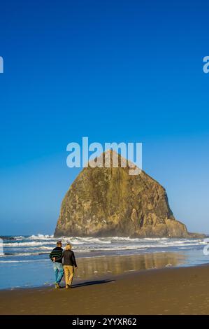 Strandbesucher am Cannon Beach und Haystack Rock, Cannon Beach, Oregon. Stockfoto
