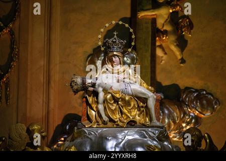 Unsere Lieben Frau von Leid. Eine Statue auf dem Hauptaltar der Basilika unserer Lieben Frau von Leid (dem Nationalheiligtum) in Šaštín-Stráže, Slowakei. Stockfoto