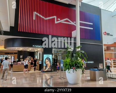 Toronto, ON, Kanada - 1. August 2024: Sehen Sie sich das MAC-Firmenlogo im Einkaufszentrum an. Stockfoto