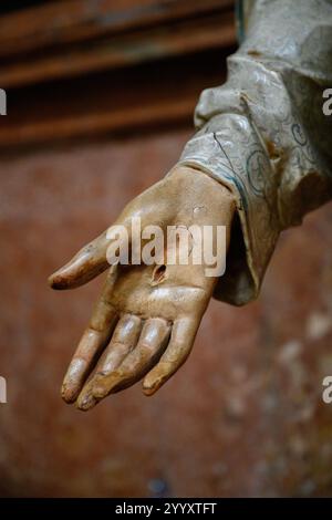 Ein Detail der durchbohrten Hand Jesu. Die Basilika unserer Lieben Frau vom Leid (Nationalheiligtum) in Šaštín-Stráže, Slowakei. Stockfoto